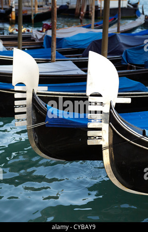 Canal Grande, nahe Detail der symbolischen venezianische Gondel, Venedig, Italien, UNESCO Stockfoto