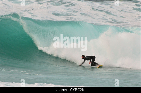 Surfer Sennen Cove, Cornwall Stockfoto
