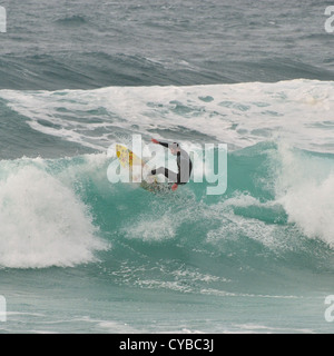 Surfer Sennen Cove, Cornwall Stockfoto