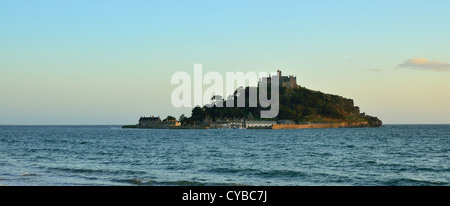 St. Michaels Mount, Mousehole, Cornwall, fangen die letzten Strahlen der Sonne bei Sonnenuntergang. Stockfoto