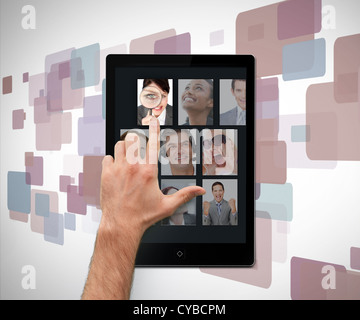 Hand auf Tablet-pc mit Fotos zeigen Stockfoto
