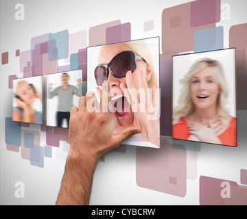 Männliche Hand digitale Wand ein Foto auswählen Stockfoto