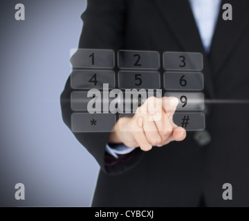 Business-Frau, die auf digitalen Zahlenfeld Pin-Eingabe Stockfoto