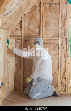 Arbeiter isolierende Wände Stockfoto