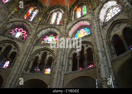 Glasfenster im Kirchenschiff der St. Gereonskirche Kirche, Köln, Köln, Nordrhein-Westfalen, Deutschland Stockfoto