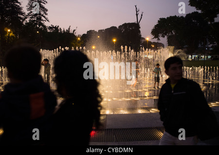 El Circuito Magico de Agua.  Aufwändig beleuchteten Brunnen an der Magic Water Park. Lima, Peru. Stockfoto