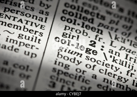 Nahaufnahme einer Seite in einem englischen Wörterbuch mit dem Silbenwort „College“ markiert. Stockfoto