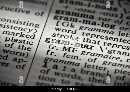 Nahaufnahme einer Seite in einem englischen Wörterbuch, wobei das Silbenwort „Grammatik“ hervorgehoben ist. Stockfoto