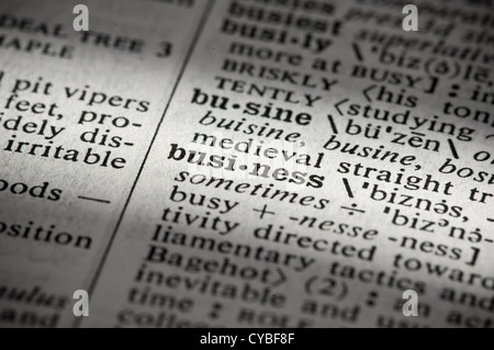 Nahaufnahme des Wortes 'Business', aufgeteilt in zwei Silben, zusammen mit seiner Definition in einem englischen Wörterbuch. Stockfoto