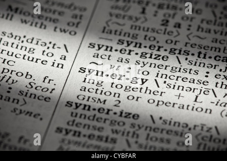Nahaufnahme des Wortes 'Synergie', das in drei Silben aufgeteilt ist, zusammen mit seiner Definition in einem englischen Wörterbuch. Stockfoto