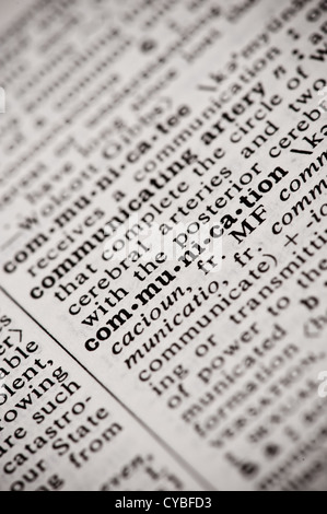 Nahaufnahme des Wortes 'Kommunikation', aufgeteilt in fünf Silben, zusammen mit seiner Definition in einem englischen Wörterbuch. Stockfoto