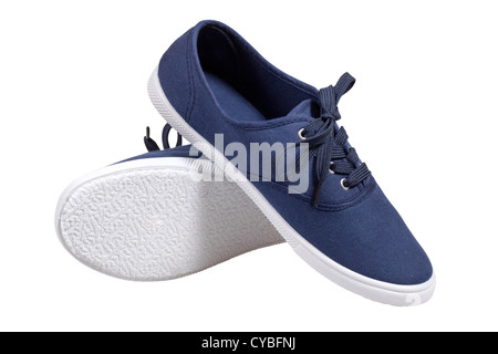 Ein paar blaue Turnschuhe mit Beschneidungspfad isoliert Stockfoto