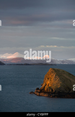 Ein Blick auf schneebedeckte Berge auf der Isle of Harris von Duntulm, Trotternish, Isle of Skye, Hebrides, Schottland, Großbritannien aus gesehen Stockfoto