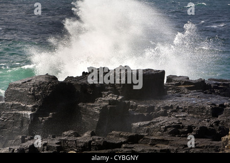 Wellen, die an Neist Point, Insel Skye, Hebriden, Schottland, Großbritannien auf Felsen stürzen Stockfoto