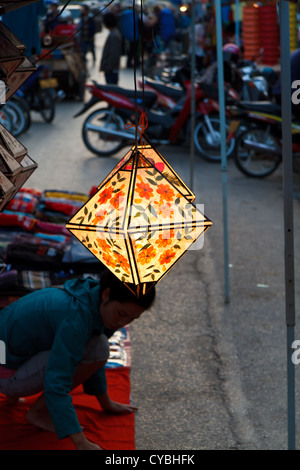 Verkauf von Papier-Lampen auf einem Straßenmarkt in Luang Prabang, Laos Stockfoto