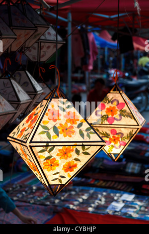 Verkauf von Papier-Lampen auf einem Straßenmarkt in Luang Prabang, Laos Stockfoto