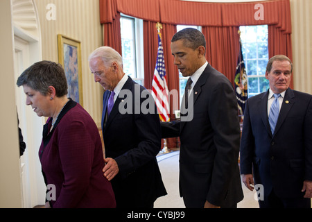 Homeland Security Secretary Janet Napolitano, Vize-Präsident Joe Biden, Präsident Barack Obama und Tom Nee, Präsident der nationalen Vereinigung der Polizei Organisationen machen ihren Weg aus dem Oval Office zu einer Rose Garden Zeremonie zu Ehren TOP COPS 12. Mai 2011. Stockfoto