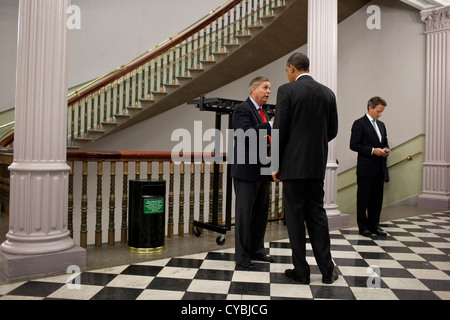 US-Präsident Barack Obama spricht mit Senator Lindsey Graham nach einem Treffen mit dem Senat republikanische Caucus in in der Eisenhower Executive Office Building 12. Mai 2011 in Washington, DC. Finanzminister Timothy Geithner steht auf der rechten Seite. Stockfoto