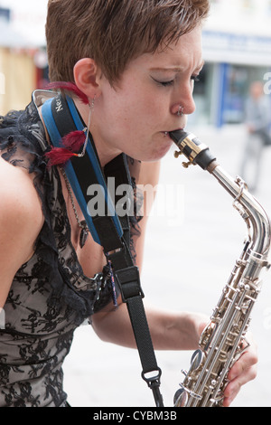 Busker außerhalb Steampunk-Event und Markt statt in Cardiff Stockfoto