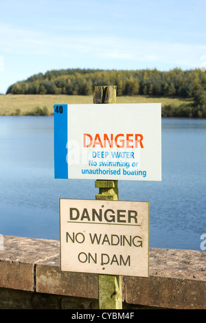 Warnschild am Bestände Reservoir, Slaidburn, UK Stockfoto