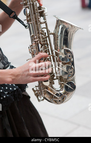 Busker außerhalb Steampunk-Event und Markt statt in Cardiff Stockfoto