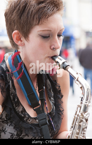 Busker außerhalb Steampunk-Event und Markt statt in Cardiff Stockfoto