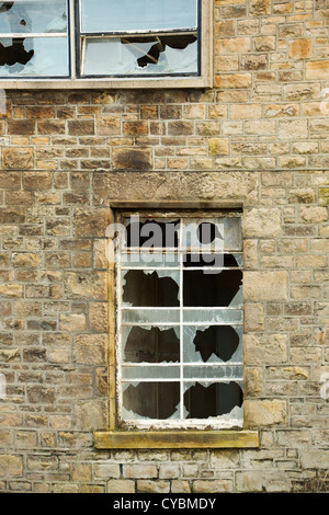 Verderbtes Werk und zerbrochene Fenster in einem Reentwicklungsbereich an den Kais, Lancaster UK Stockfoto
