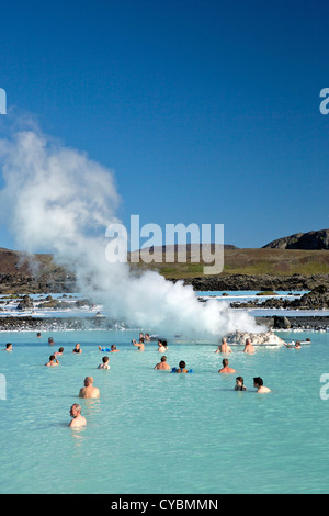 Touristen und Besucher genießen Sie geothermische Außenpool an der blauen Lagune, Island Stockfoto