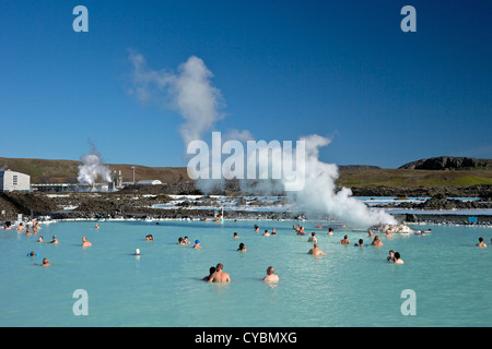 Touristen und Besucher genießen Sie geothermische Außenpool an der blauen Lagune, Island Stockfoto