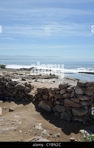 Marokko-Strand - Wellen des Atlantiks Absturz am abgelegensten und schönsten Strand in der Nähe von Essaouira, Felsenküste Stockfoto