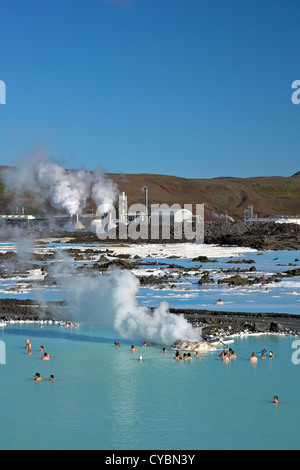 Geothermische Außenpool und Kraftwerk an der blauen Lagune, Island Stockfoto