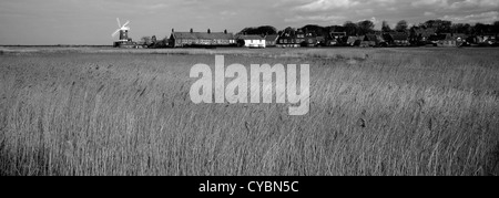 Schwarz / weiß Bild Panorama, Reed Betten, Cley Windmühle, Cley-Next-the-Sea Dorf, die Küste von North Norfolk, England, UK Stockfoto