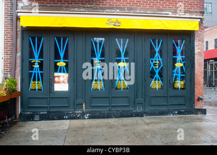 Serafina Restaurant im Meatpacking District in New York Bänder um die Fenster vor dem Hurrikan Sandy Stockfoto