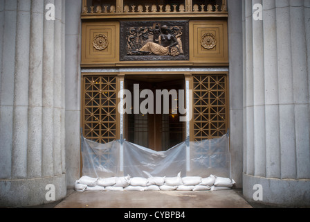 Sandsäcke werden verwendet, um die Eingänge zu Unternehmen in Lower Manhattan in New York vom Hurrikan Sandy zu schützen Stockfoto