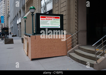 Eine u-Bahn Eingang Informationsanzeige in der Zone eine Evakuierungszone von der bevorstehenden Abschaltung des Versandverfahrens warnt Stockfoto