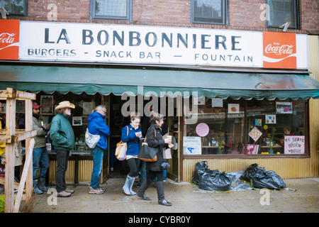 Kunden warten in der Schlange vor La Bonbonniere, eines der wenigen Restaurants geöffnet wegen Stromausfall Stockfoto