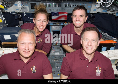 STS-135 Crew-Mitglieder auf dem Flugdeck Stockfoto