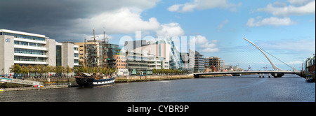 Docklands und Fluss Liffey, Dublin mit Samuel Beckett Bridge, National Convention Centre und Jeanie Johnston Schiff Stockfoto