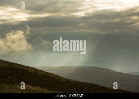 Sonnenstrahlen fallen auf die Cumbria fells Stockfoto