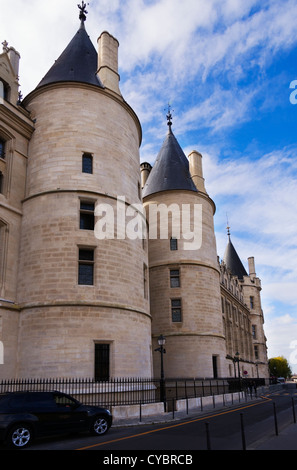 Türme von der Conciergerie, Paris. Der ehemalige königliche Palast wurde umgebaut, um im 14. Jahrhundert als Gefängnis verwendet. Stockfoto