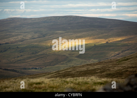 Sonnenlicht fällt auf ein Patch von Moorlandschaften, Dent Cumbria. Stockfoto