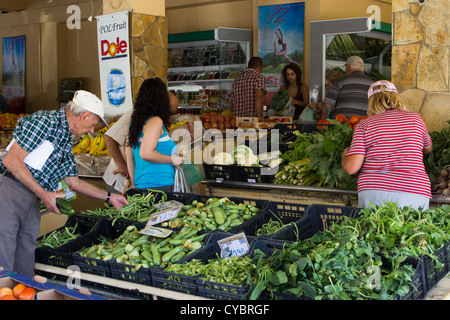 Frisches Gemüse zum Verkauf an Obst- und Gemüsehändler, Shopper einkaufen für Wert. . Argostoli Cephalonia Griechische Inseln Griechenland. Stockfoto