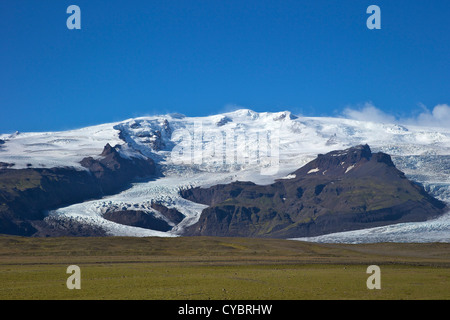 Sommer in der Nähe von Jökulsárlón mit Schnee auf den massiven Eiskappe des Vatnajökull, Island Stockfoto