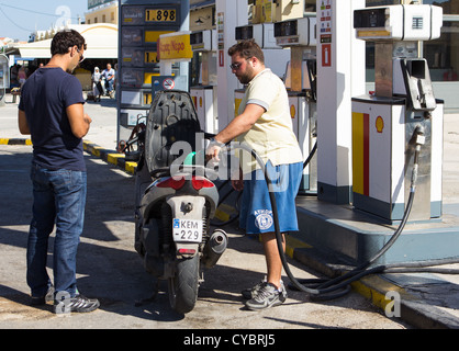 Motorradfahrer, füllt sich mit Benzin an Shell-Benzin station Argostoli Kephallonia Griechenland. Stockfoto