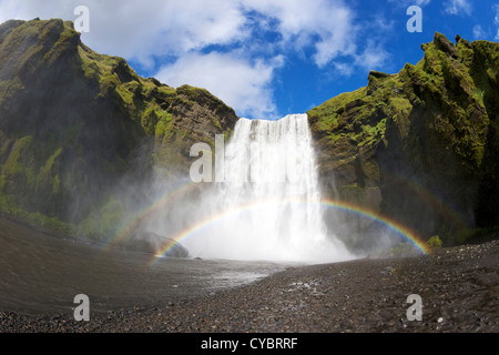 Skogafoss Wasserfall mit doppelter Regenbogen im Sommer Sonnenschein, Südküste, Island Stockfoto