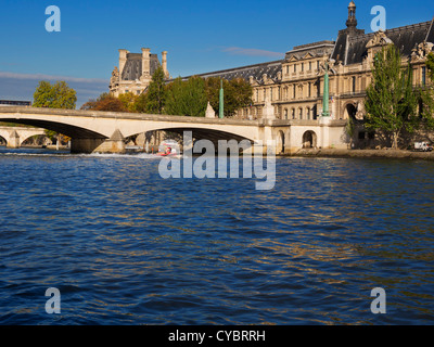 Feuerwehr Rettung Boot auf der Seine, Paris. Feuerwehr auf eine Rettung Boot Praxis an der Seine vor dem Louvre. Stockfoto