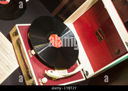 altes Grammophon Spieler, Buchführung und Musik Blätter in Vitrine an Bord der Queen Victoria Cunard Liner. Stockfoto