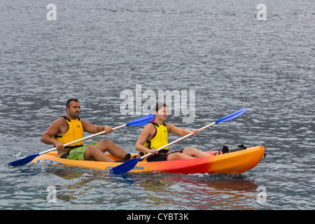 Kajakfahrer Wassersport an einem dumpfen Wetter Morgen genießen. Korcula Kroatien Stockfoto