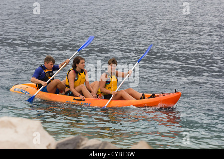 Kajakfahrer Wassersport an einem dumpfen Wetter Morgen genießen. Korcula Kroatien Stockfoto