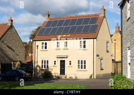 Solar-Panels - auf ein Wohnhaus, England, UK Stockfoto